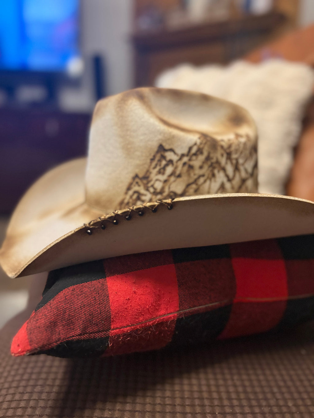 Silverbelly felt cowboy hat with pyrography mountain range detailing, front three-quarter view